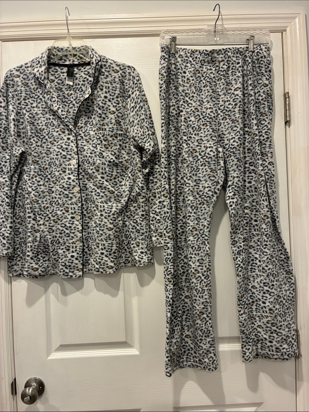 Cozy Leopard Print Pajama Set - Cream, Gray & Black 👙